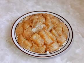 把腌制好的龙利鱼块摆在金针菇上面。