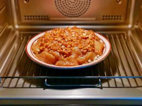 炒好的蒜末淋在鱼块上，蒸15分钟。