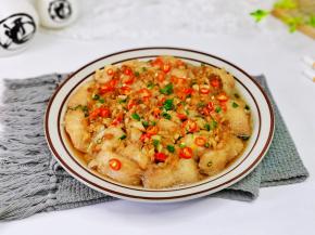 取出撒上葱花与辣椒段即可食用。