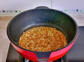 大蒜去皮切碎，放入油锅中，加入一勺蚝油炒出香味儿。