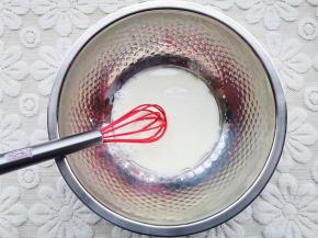 牛奶+白糖+玉米油搅拌至乳化，