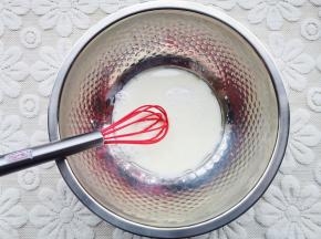 牛奶+白糖+玉米油搅拌至乳化，