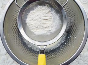 筛入低粉，翻拌均匀，