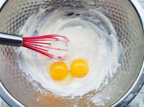 加入蛋黄，
