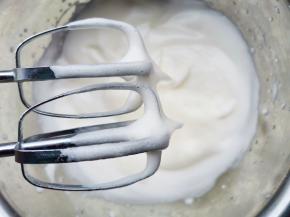 蛋白分三次加入细砂糖，打发至硬性发泡，提起蛋头有小尖角。