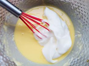 取一半蛋白霜倒入面糊，低速搅匀，