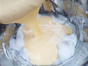 再将蛋黄糊倒入剩余的蛋白中低速搅匀。
