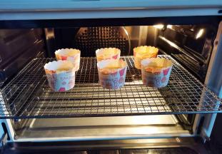 面糊装入裱花袋，挤入纸杯，震一下气泡，送入预热好的烤箱，上下火130度烤40分钟，转150度烤10分钟出色，烤箱放5分钟再取出晾凉。