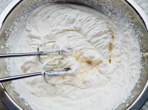 打至有花纹，取一半装入裱花袋。