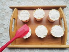 蛋糕表面抹一层奶油霜，