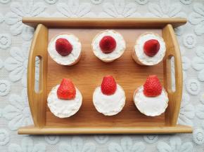 放入草莓装饰，