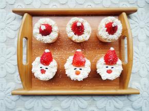 周围挤一圈奶油，眼睛是黑米，嘴巴用草莓尖尖，撒少许椰蓉点缀一下就完成啦!
