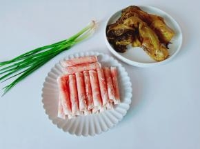 准备羊肉卷，酸菜，小葱。