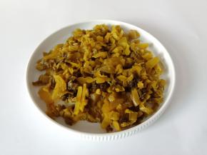 酸菜洗净挤掉水分，剁碎备用。