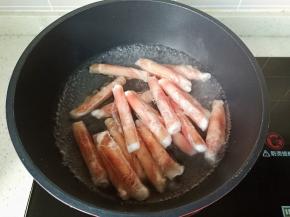 锅里放适量的水，水开下入羊肉卷。