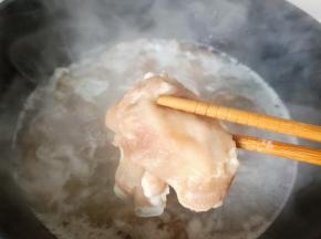 水开焯水一分钟捞出沥干水分。