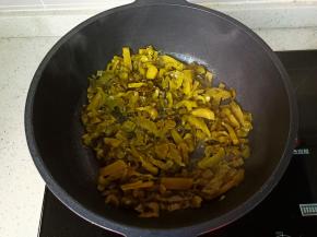 锅里放适量的蒜泥爆香，放入酸菜爆炒。