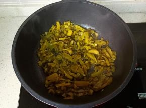 锅里放适量的蒜泥爆香，放入酸菜爆炒。