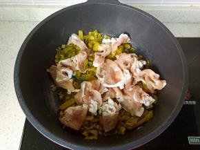 再加入羊肉卷。