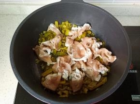 再加入羊肉卷。