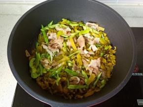 翻炒至青椒丝断生。