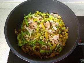 翻炒至青椒丝断生。