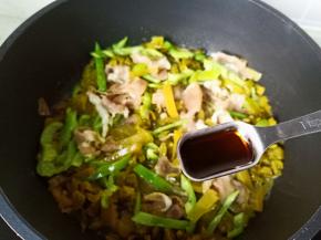 加一勺生抽与味精调味。