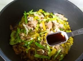 加一勺生抽与味精调味。