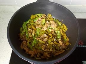 大火翻炒均匀即可。