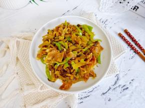 酸爽开胃的酸菜炒羊肉是最好的下饭菜。