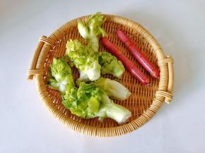 准备儿菜【也就是菜娃娃】与火腿肠。