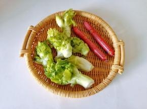准备儿菜【也就是菜娃娃】与火腿肠。