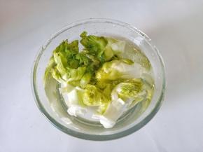 儿菜放入容器加盐浸泡5分钟再清洗干净。