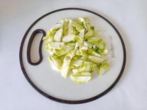 儿菜对半切开再切成片。