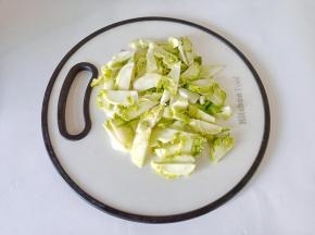 儿菜对半切开再切成片。