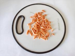 火腿肠去除外壳再切成片。