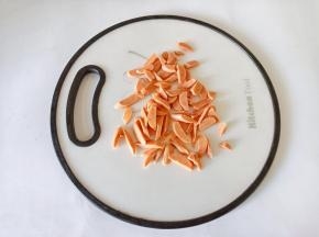 火腿肠去除外壳再切成片。