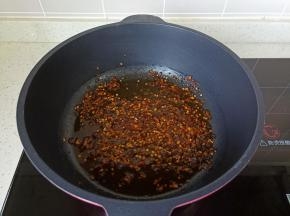 热锅凉油放入辣椒面爆香。