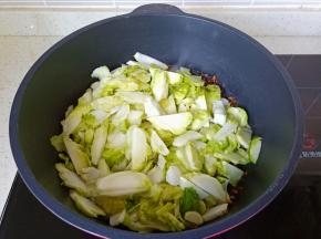 放入切好的儿菜。