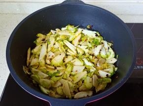 开大火快速爆炒。