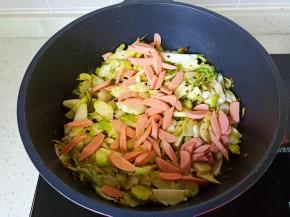 加入切好的火腿肠块！