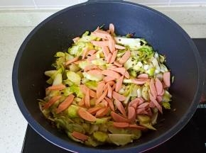 加入切好的火腿肠块！