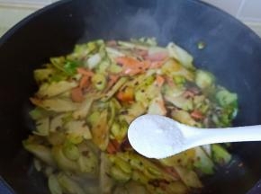 加盐一勺调味。