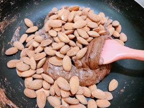 加入大杏仁翻拌均匀后出锅