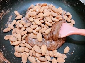 加入大杏仁翻拌均匀后出锅