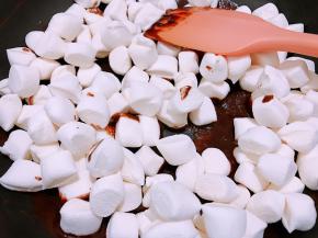 加入棉花糖翻炒至融化