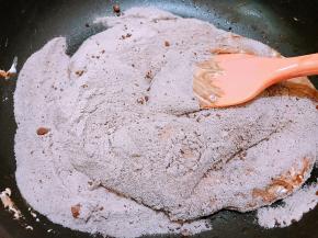 加入奶粉和可可粉完全搅拌均匀后关火