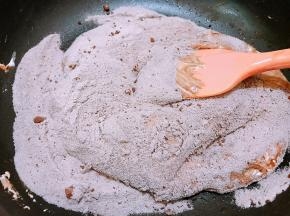 加入奶粉和可可粉完全搅拌均匀后关火