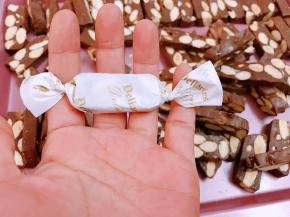 等凉后用菜刀切块，包上漂亮的糖纸就完成了