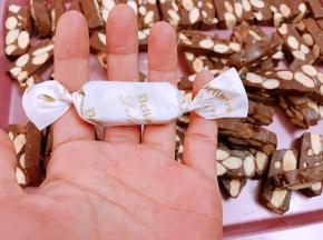 等凉后用菜刀切块，包上漂亮的糖纸就完成了